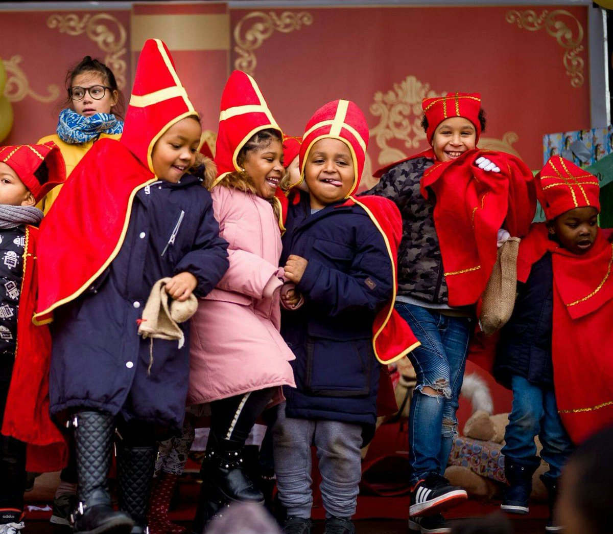 Sorry Nederland, maar de leukste Sinterklaasintocht was dit jaar toch weer in Amsterdam zuidoost. Sint werd vergezeld door de leukste, mooiste hulpsinterklaasjes van Nederland. #Sinterklaas #kinderfeest #bijlmermeer