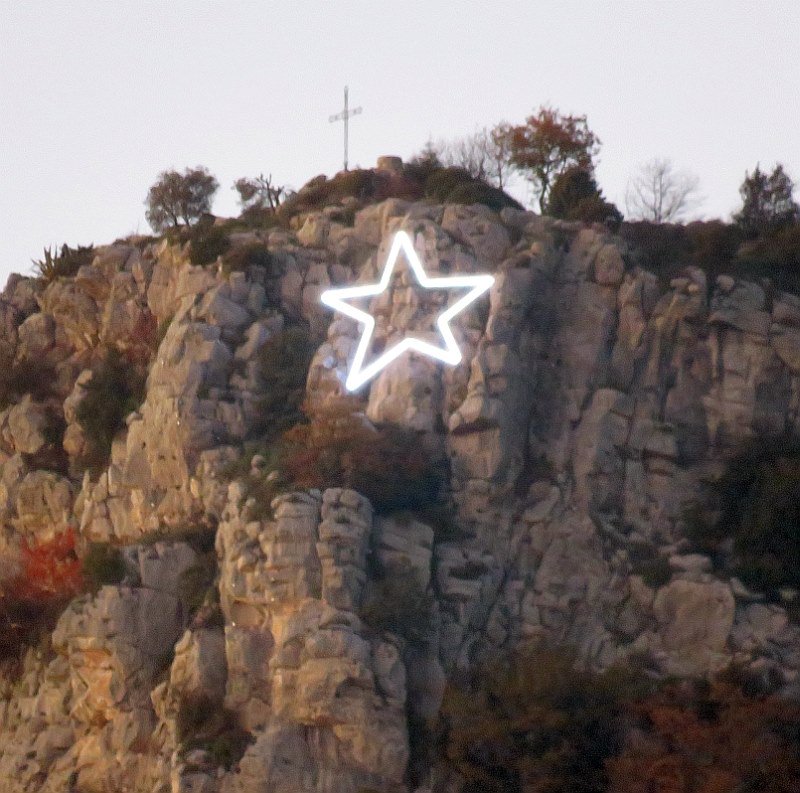 villedevence's tweet photo. L'étoile des #Baous s'éclairera ce soir! Rdv à 17h30 esplanade Fernand Moutet! Les animations de #Noël à #Vence: https://t.co/ACYN4i2SBt @Nice_Matin @NiceMatinCagnes @F3cotedazur @francebleuazur @LE_PETIT_NICOIS @PetitesAffiches @LaTribunePACA @MetropoleNCA @actualites_nrv https://t.co/ePOtIbQ1ae