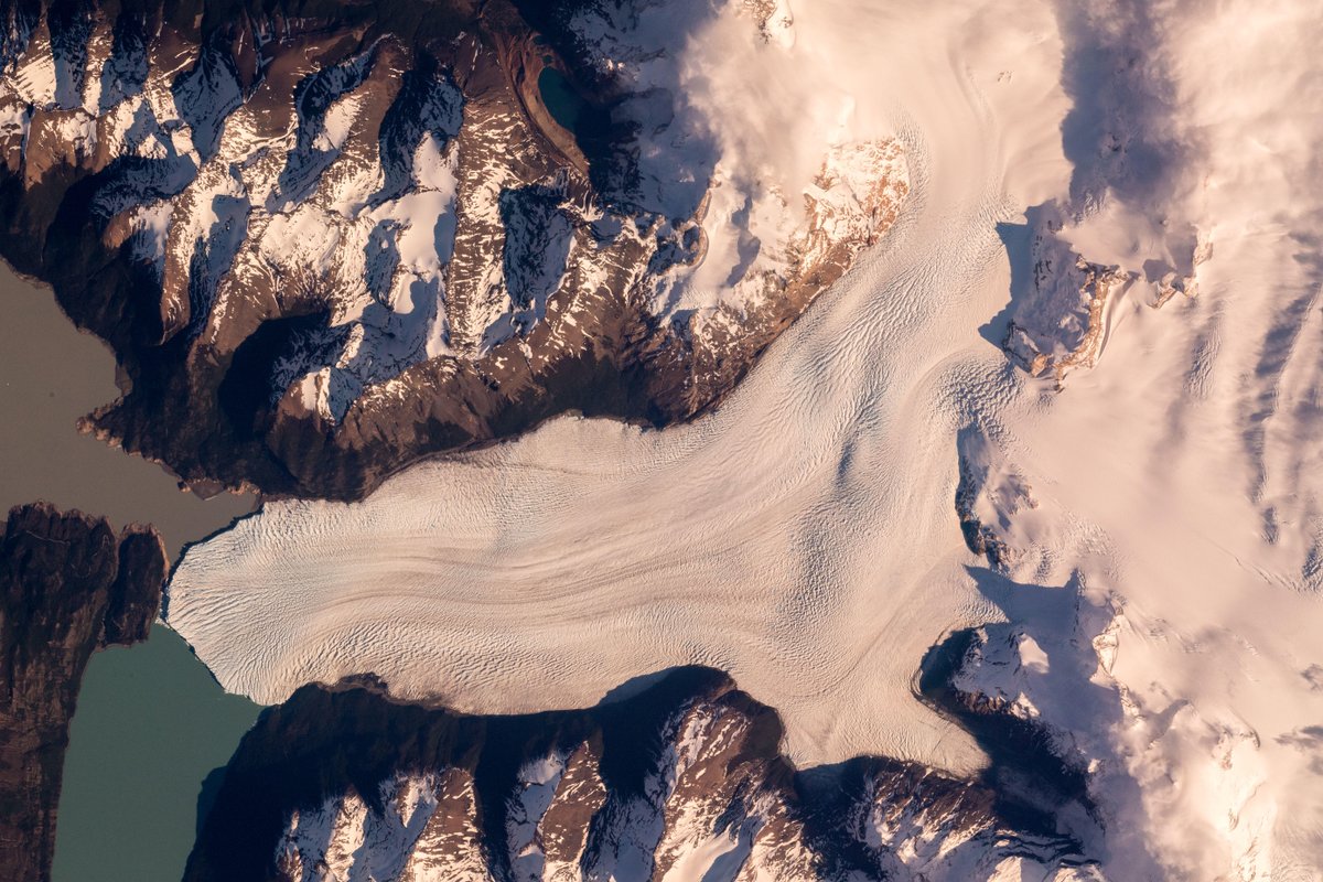 Astro_Alex's tweet photo. Es geht jetzt ums Ganze. 20.000 Expertinnen und Experten aus 90 Ländern kommen derzeit in #Katowice zur UN-Klimakonferenz @COP24 zusammen. Wir sollten alle daran denken, dass wir keinen Planet B haben. #NoPlanetB #COP24 https://t.co/KmjCHODJdc