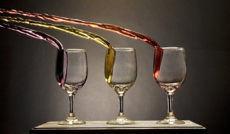 La elección del #vino adecuado, como colocar el vino en la mesa, descorche, el servicio, como coger la copa de vino, cantidad, tipo, temperatura, brindis. Aprenda de los expertos en protocolo todo lo que hay que saber al respecto.

lugardelvino.com/es/protocolo-y…