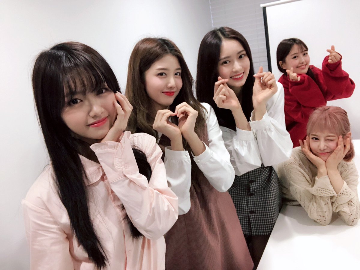 cherrybullet's tweet photo. [📸] 인싸채널 체리블렛🍒
내일 저녁 7시 Mnet &amp; V LIVE 동시 생방송‼

홈트에 도전하는 체리블렛 놓치지 마세요~❤

#CherryBullet #체리블렛 #인싸채널_체리블렛 https://t.co/G3aW5lWbI9