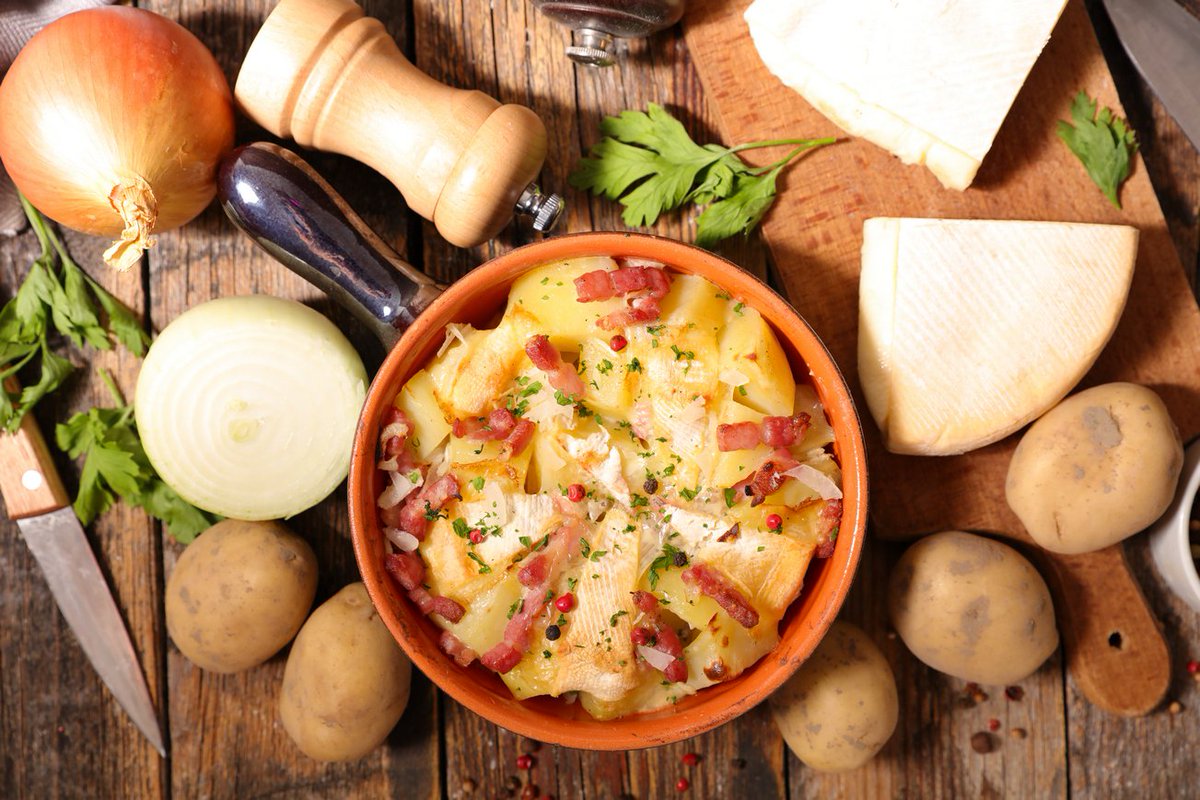 Treezmas's tweet photo. [J-21] Idée n°5 : il fait froid alors on mise tout sur la confort food et sans aucune culpabilité ! Raclette, tartiflette sont de rigueur et pour les plus healthy d'entre vous on opte pour un bon velouté de potiron ! Miam !   #EnAttendantNoël https://t.co/Y48mxrA0Pn https://t.co/QF0qtvfCNS