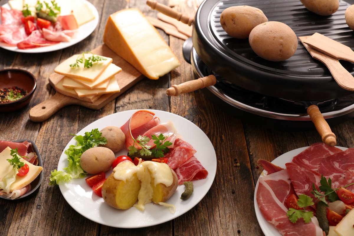 Treezmas's tweet photo. [J-21] Idée n°5 : il fait froid alors on mise tout sur la confort food et sans aucune culpabilité ! Raclette, tartiflette sont de rigueur et pour les plus healthy d'entre vous on opte pour un bon velouté de potiron ! Miam !   #EnAttendantNoël https://t.co/Y48mxrA0Pn https://t.co/QF0qtvfCNS