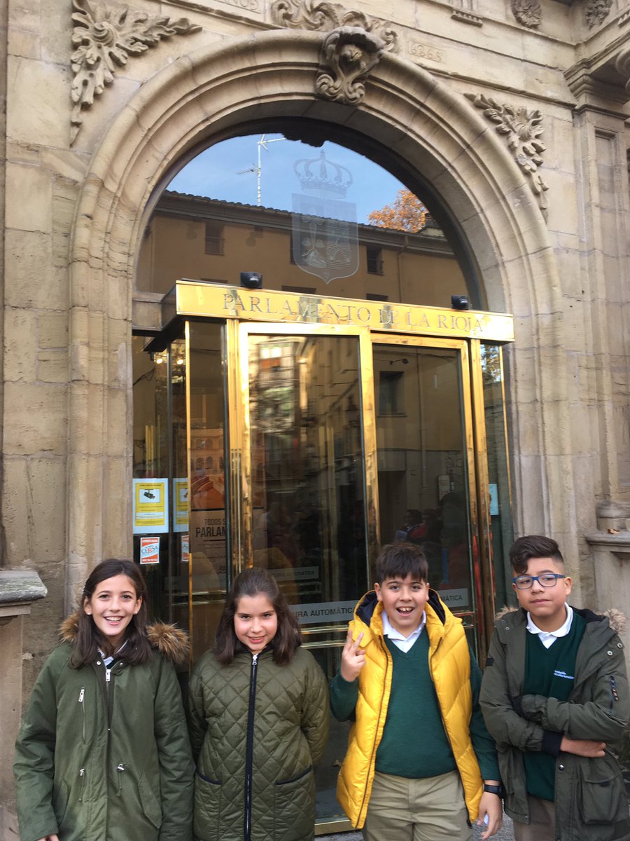 Los alumnos de 6º EP del colegio Sta. Teresa de #Calahorra visitamos el #parlamento de #LaRioja para leer unos artículos de la #Constitucion en su 40 cumpleaños. #Constitucion40 #FET <a href="/TeresaCalahorra/">Teresianas Calahorra</a> <a href="/FETeresiana/">FET</a>