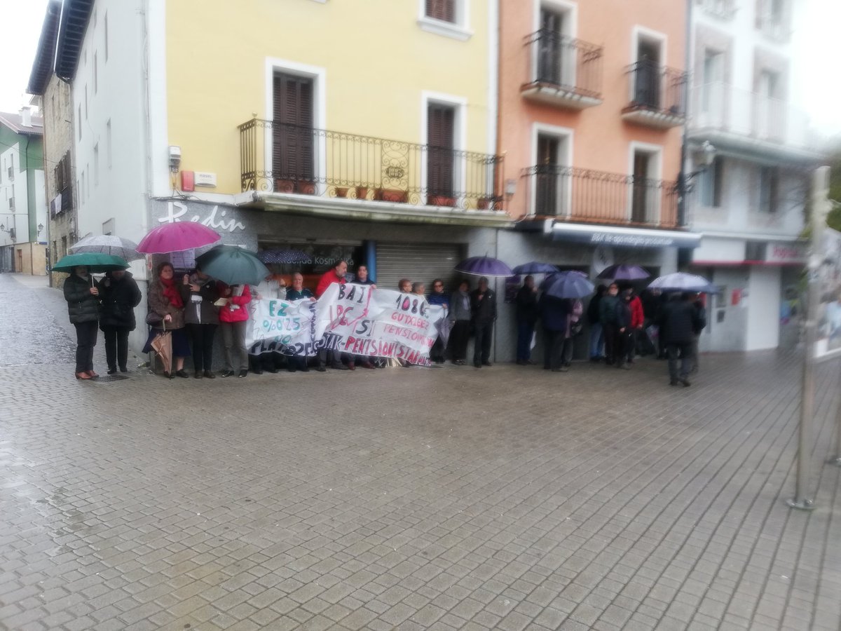 hitzondo's tweet photo. 1080€ko pentsio duinen alde belaunaldi-arteko kontzentrazioa #Altsasu -n. 
https://t.co/o64vBiOxOL https://t.co/OBZcNk0HmC