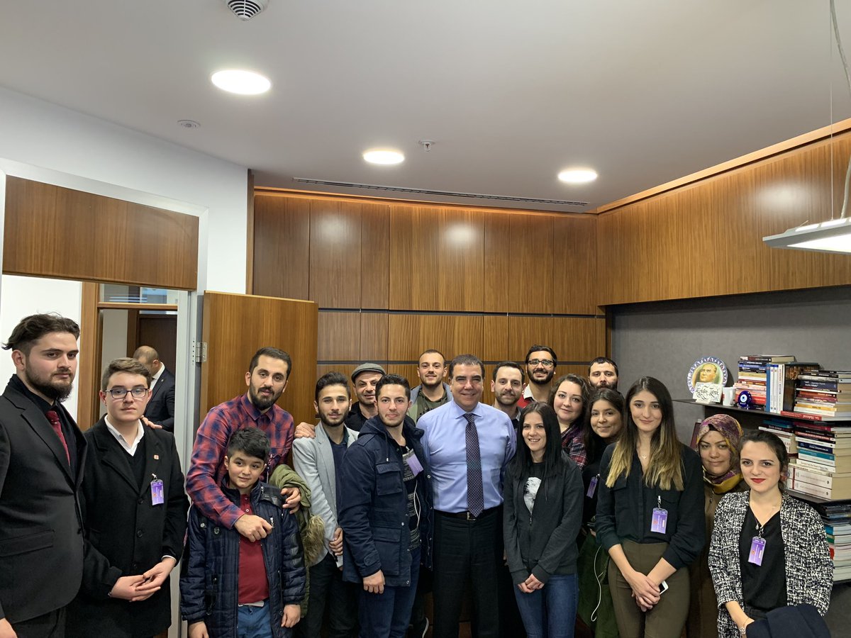 CHP Üsküdar Gençlik Kolları Örgütümüz İstanbul Milletvekilimiz, Parti Meclisi Üyesi Genel Başkan Başdanışmanı Erdoğan Toprak’ı ziyaret edip yerel seçime dair görüşlerini paylaştılar <a href="/ChpUskudarGenc/">CHP Üsküdar Gençlik</a> <a href="/CHPUskGenclik/">CHP Üsküdar Gençlik Kolları</a> <a href="/EToprakCHP/">Erdoğan Toprak</a>