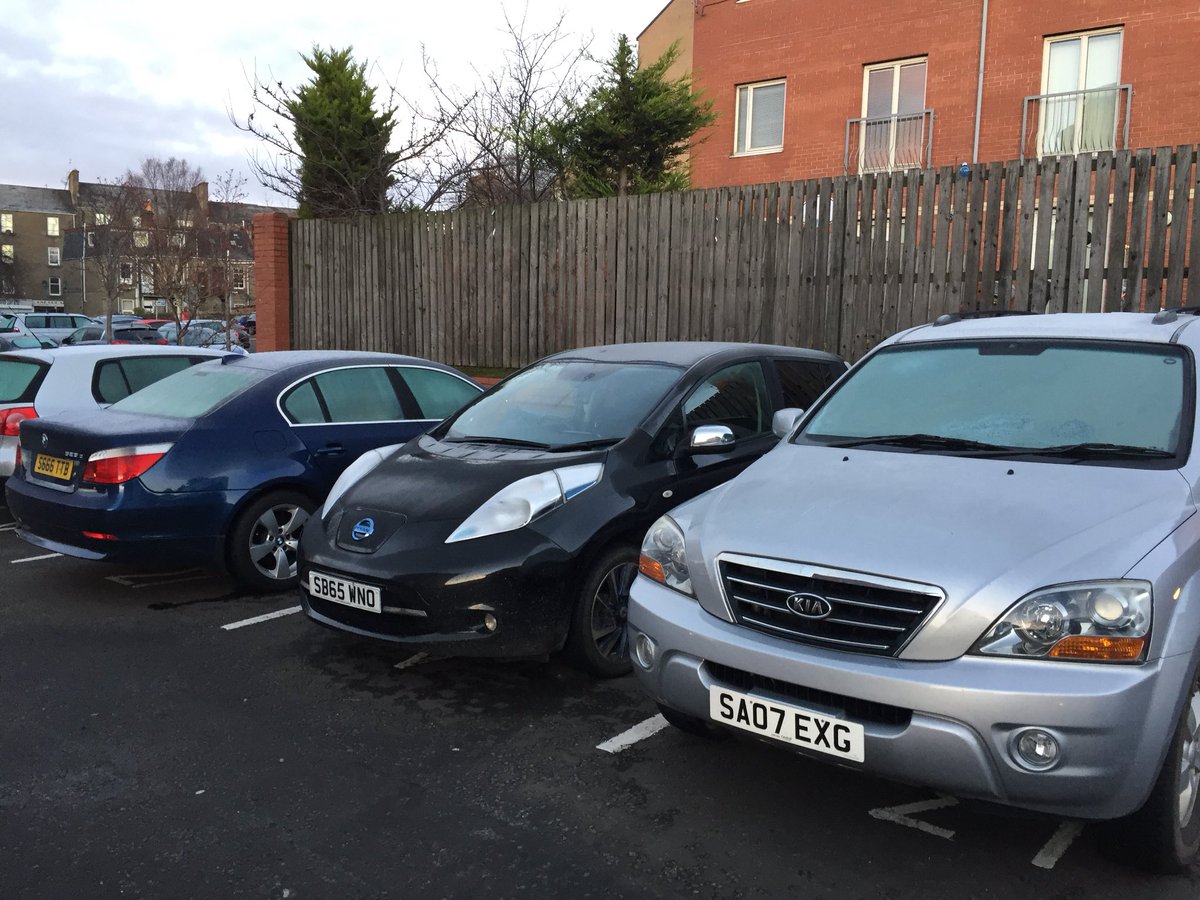 She_sElectric's tweet photo. My defrosted #cozyLeaf waiting for me this morning! @NissanEV_UK https://t.co/nkXByMjbE8