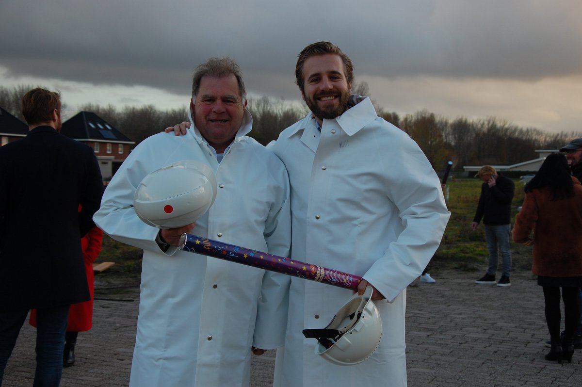 FlevoGolfResort's tweet photo. Makelaar Henk Dop samen met zijn zoon Rogier die de eerste paal heeft geslagen op het bouwterrein van fase 4! #flevogolfresort #evenement #paalgeslagen #fase4 #vrijstaandevillas #golf #natuur #rust #dopmakelaars https://t.co/wpJhyaCQQ9