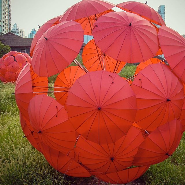 rougeit's tweet photo. #RedAdvent Day 4:
‘Souvenir’ - island6, Shanghai, China. 2006. .
I had never intended to make anything on my first trip to China in 2006. The British Council had invited me over and given me use of an apartment. I was only there for 10 days and it was on… https://t.co/Rmulw3AxZt https://t.co/bvpMWjJdgw