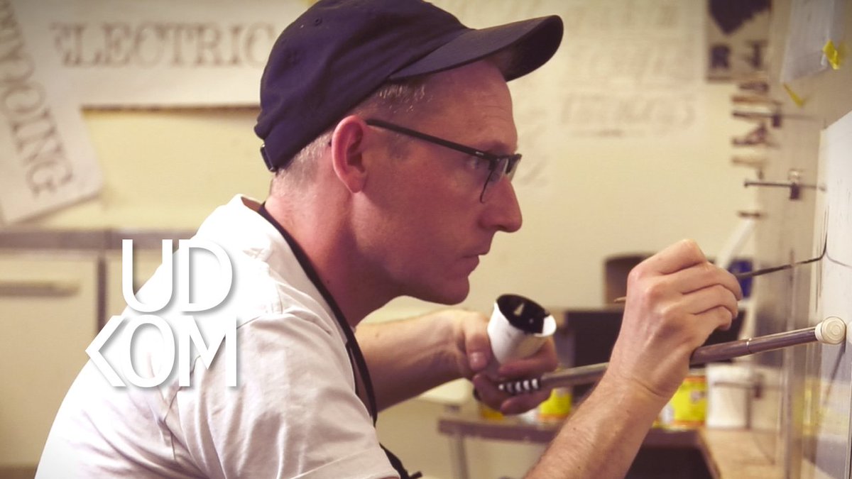 grakom's tweet photo. Nyd en kop kaffe og tre minutter i selskab med Jakob Engberg (@CopenhagenSigns). Han er en af landets få unge skiltemalere, der har fundet der niche i det traditionelle håndværk 🎥 Video: https://t.co/IXTIJXIwmo – Artikel i magasinet Udkom: https://t.co/eVvKOKCkin #dkbiz https://t.co/mKGvPRwciM