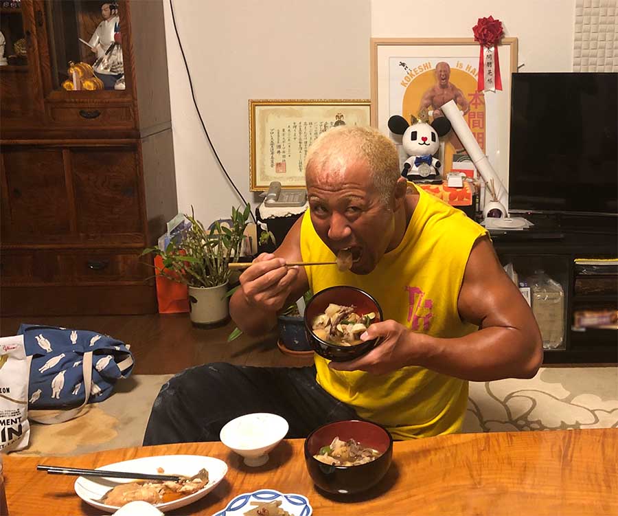 njpw_nyao's tweet photo. 【本間選手in山形】YBC山形放送「ぴよ卵ワイド」ご覧頂きありがとうございました！これにて12月6日山形大会のPRは終了！そして東根市のご実家に帰りお母様の芋煮に食らいつく本間選手です。 
山形大会当日券は16:30より販売いたします。皆様のご来場を心よりお待ちしております。 #njwtl #njpw https://t.co/ajvel8alcY