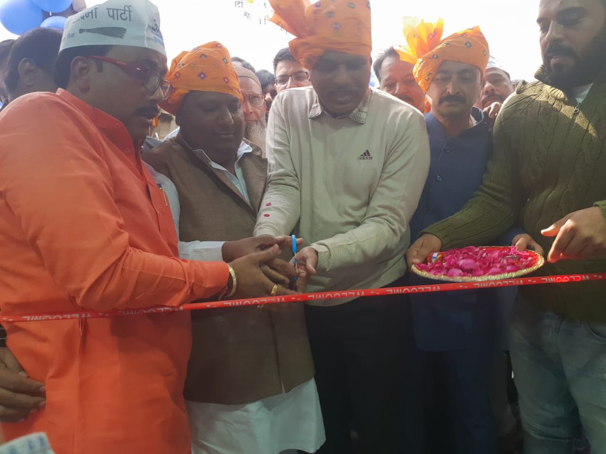 AAPDelhi's tweet photo. Min @ImranHussaain along with Chandni Chowk loksabha prabhari @pankajgupta and MLA @LambaAlka inagurated one more new AAP office at Basti har phool singh near Sadar Bazar thana, Ballimaran https://t.co/tF5bZ1MvEI
