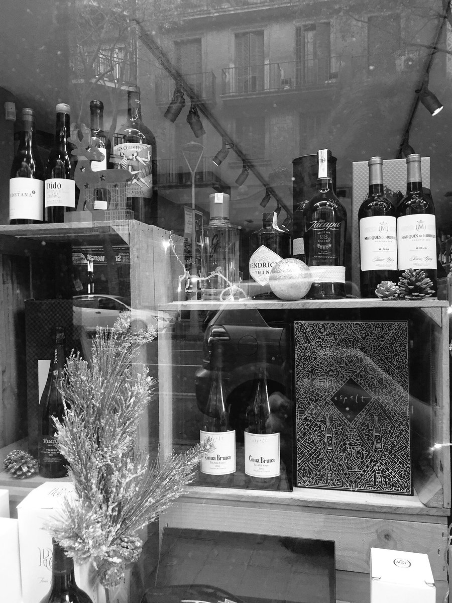 CellerEspelt's tweet photo. Aparadors de #Nadal a #Barcelona 🍷✨ #ComaBruna @DOEmporda #vicatalà https://t.co/edgIakr98v