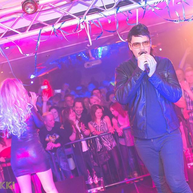 ClubOnniteekki's tweet photo. Lauantaina Seinäjoen tuhmimmat pikkujoulut PESÄLLÄ... Club Onniteekki tuo mukanaan huippuartistit! E-Rotic, Günther, Hunks!!!! 🔥🔥🔥 Günther kävi viimeksi kylässä kesällä 2016 ja paikkahan meinasi aivan revetä...🤣 .
.
#clubonniteekki #onniteekki #seinä… https://t.co/AfQziOPQJH https://t.co/0GyxJzSd7S