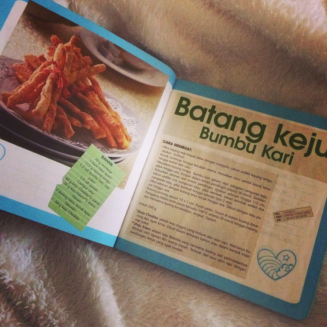 boekankoki's tweet photo. This “Cheese Stick” recipe i had long time ago from one Indonesian’s magazine and I put on my recipe book. It’s good for Christmas cookies 🎄
see on https://t.co/c4XkRi8ItV or https://t.co/Xk7WnSCVxy (in French)
#boekankoki #mycookies #christmascookies #recipeblog 
#cheesesticks https://t.co/tECWCn4HkZ