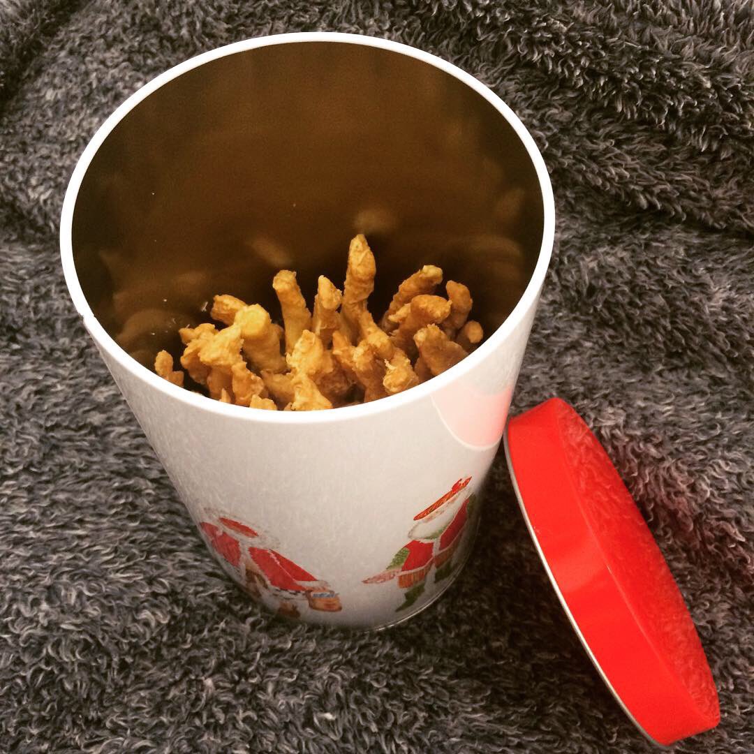 boekankoki's tweet photo. This “Cheese Stick” recipe i had long time ago from one Indonesian’s magazine and I put on my recipe book. It’s good for Christmas cookies 🎄
see on https://t.co/c4XkRi8ItV or https://t.co/Xk7WnSCVxy (in French)
#boekankoki #mycookies #christmascookies #recipeblog 
#cheesesticks https://t.co/tECWCn4HkZ
