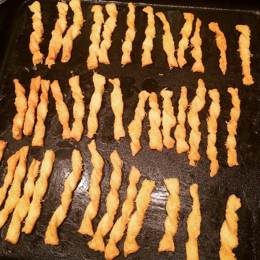 boekankoki's tweet photo. This “Cheese Stick” recipe i had long time ago from one Indonesian’s magazine and I put on my recipe book. It’s good for Christmas cookies 🎄
see on https://t.co/c4XkRi8ItV or https://t.co/Xk7WnSCVxy (in French)
#boekankoki #mycookies #christmascookies #recipeblog 
#cheesesticks https://t.co/tECWCn4HkZ