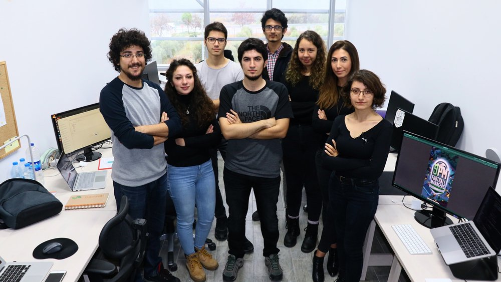 SportupTurkiye's tweet photo. https://t.co/XanuPey4W2

İzmir’de üniversite eğitimini sürdüren bir grup genç bu hasrete son verdi. Gençler Türk sporunun efsane isimlerinden Yılmaz Vural’ın kariyerini referans olarak olan bir menajerlik oyunu geliştirdiler. https://t.co/7VjI7n5CdE