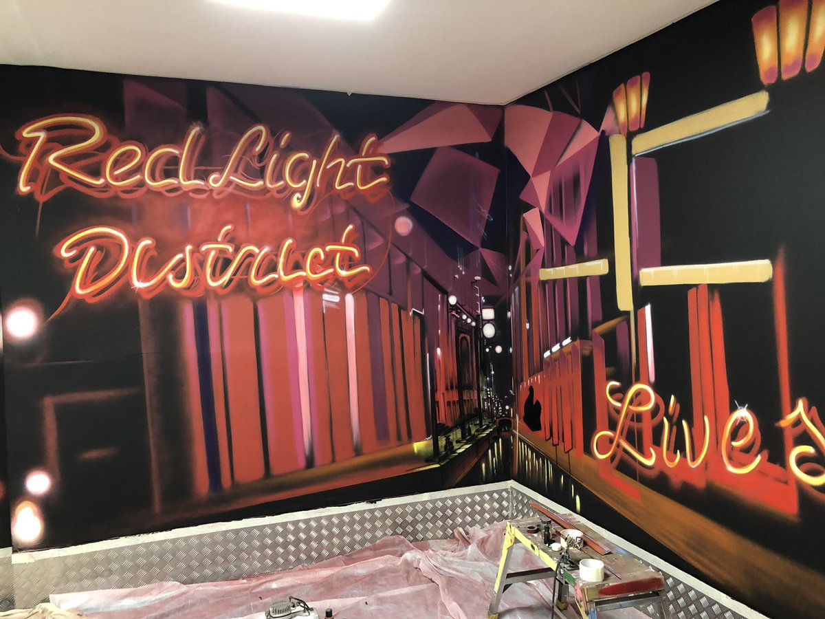 HannahBrooks25's tweet photo. Can’t recommend these guys enough @thevisualdrop 👌 They are doing some amazing art work in my studio 😍 This is just the base now time for the airbrushing! Xxx https://t.co/fQon0pmTcn