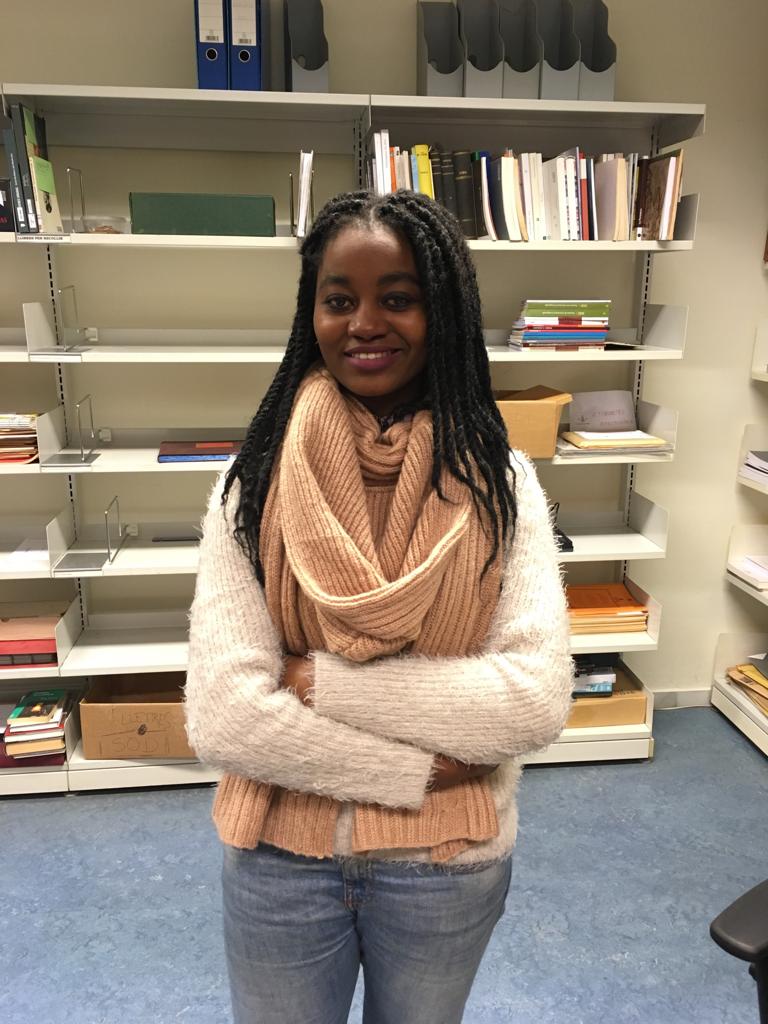 MujeresxAfrica's tweet photo. Felicidades a Pascaline por su premio África con Ñ en la categoría de investigación. En su trabajo, Pascaline realiza un estudio sobre la inclusión de la interculturalidad dentro de la enseñanza de español en las aulas de educación secundaria en Camerún. Enhorabuena. https://t.co/eMqThCeWmZ