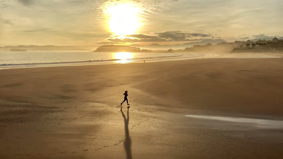 eltomavistas's tweet photo. Martes, amanece en Santander. Qué espectáculo 
https://t.co/nH3uBffrGO https://t.co/zvLOq51F5l