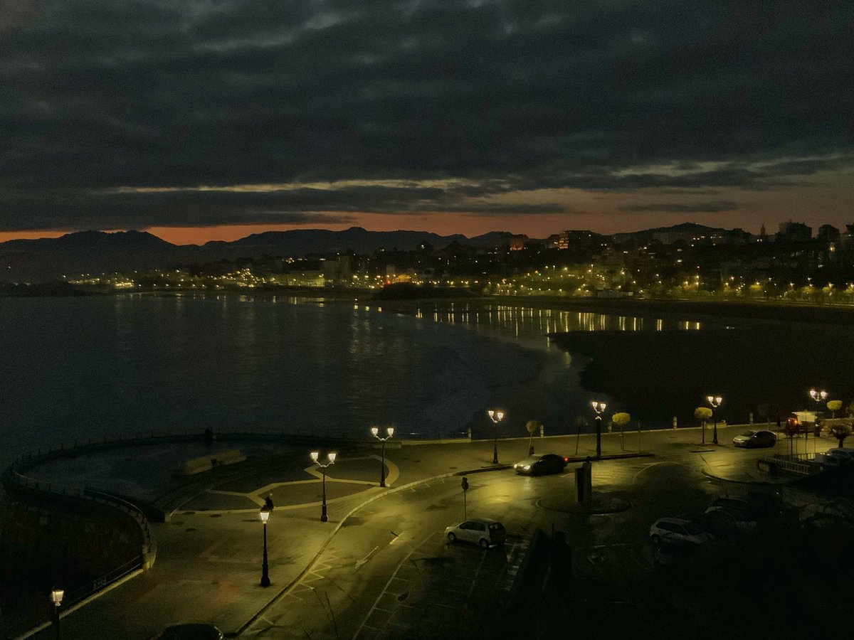 eltomavistas's tweet photo. Martes, amanece en Santander. Qué espectáculo 
https://t.co/nH3uBffrGO https://t.co/zvLOq51F5l