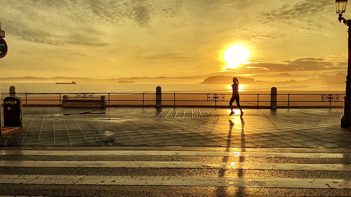 eltomavistas's tweet photo. Martes, amanece en Santander. Qué espectáculo 
https://t.co/nH3uBffrGO https://t.co/zvLOq51F5l