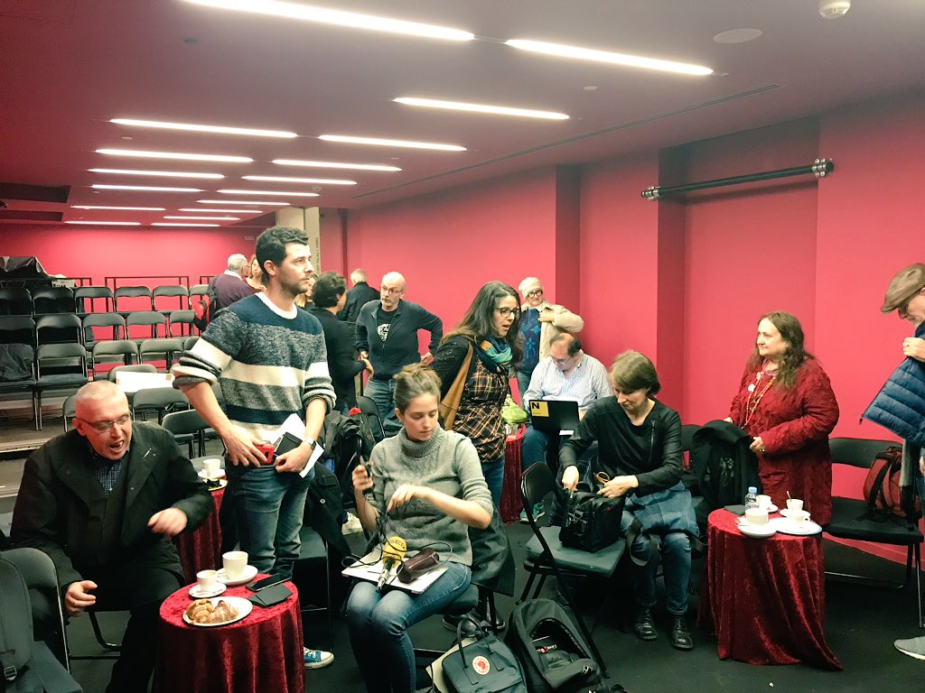 alexggroman's tweet photo. Roda de premsa-presentació de #TopMagic de #Hausson a la Sala Palau i Fabre de l’@EscenariBrossa https://t.co/TOV2YwOmUQ