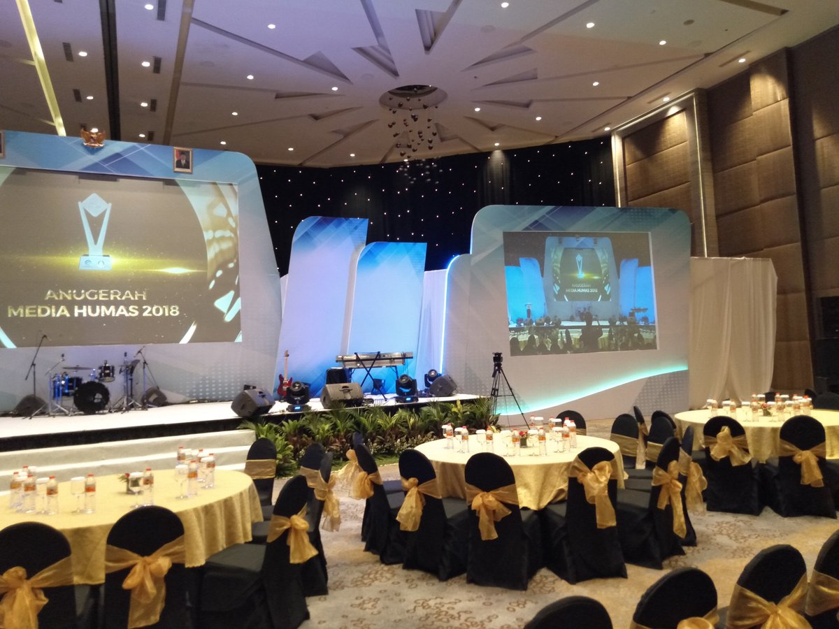 baciritaID's tweet photo. Panggung nan megah udah siap untuk acara Anugerah Media Humas 2018 nih #AMH2018 #AnugerahMediaHumas2018 #SAIK2018 #AksiInfokom2018 https://t.co/3iPkGh4Gej