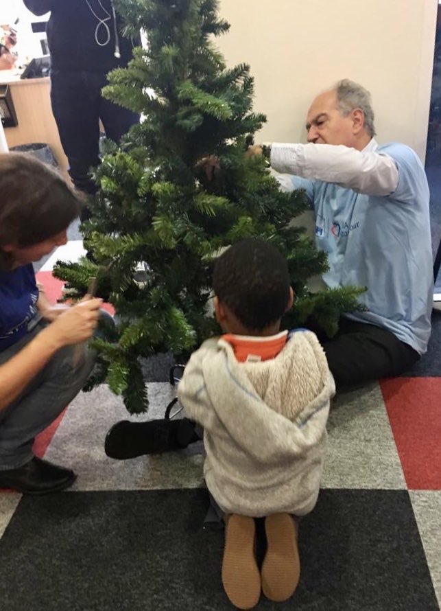 Karinemalca02's tweet photo. 👉#Teambuildingsolidaire #AXAAtoutCoeur. @DidierWeckner et son comité de Direction à la plate-forme des familles de l’@Malte_France:
Equiper et décorer🌲🎅🏼 la salle d’accueil pour les enfants des personnes accueillies.
Ateliers de coaching dans le cadre de la recherche d’emploi https://t.co/lZlrG3MUTC