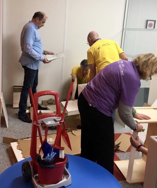 Karinemalca02's tweet photo. 👉#Teambuildingsolidaire #AXAAtoutCoeur. @DidierWeckner et son comité de Direction à la plate-forme des familles de l’@Malte_France:
Equiper et décorer🌲🎅🏼 la salle d’accueil pour les enfants des personnes accueillies.
Ateliers de coaching dans le cadre de la recherche d’emploi https://t.co/lZlrG3MUTC