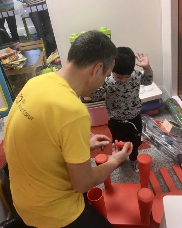 Karinemalca02's tweet photo. 👉#Teambuildingsolidaire #AXAAtoutCoeur. @DidierWeckner et son comité de Direction à la plate-forme des familles de l’@Malte_France:
Equiper et décorer🌲🎅🏼 la salle d’accueil pour les enfants des personnes accueillies.
Ateliers de coaching dans le cadre de la recherche d’emploi https://t.co/lZlrG3MUTC