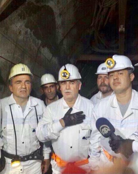 Tüm madencilerimizin Dünya Madenciler Günü’nü kutluyor, maden şehitlerimizi rahmetle anıyoruz. 

Aziz şehitlerimizin emanetlerine milletçe sahip çıkıyoruz

 #4AralıkDünyaMadencilerGünü