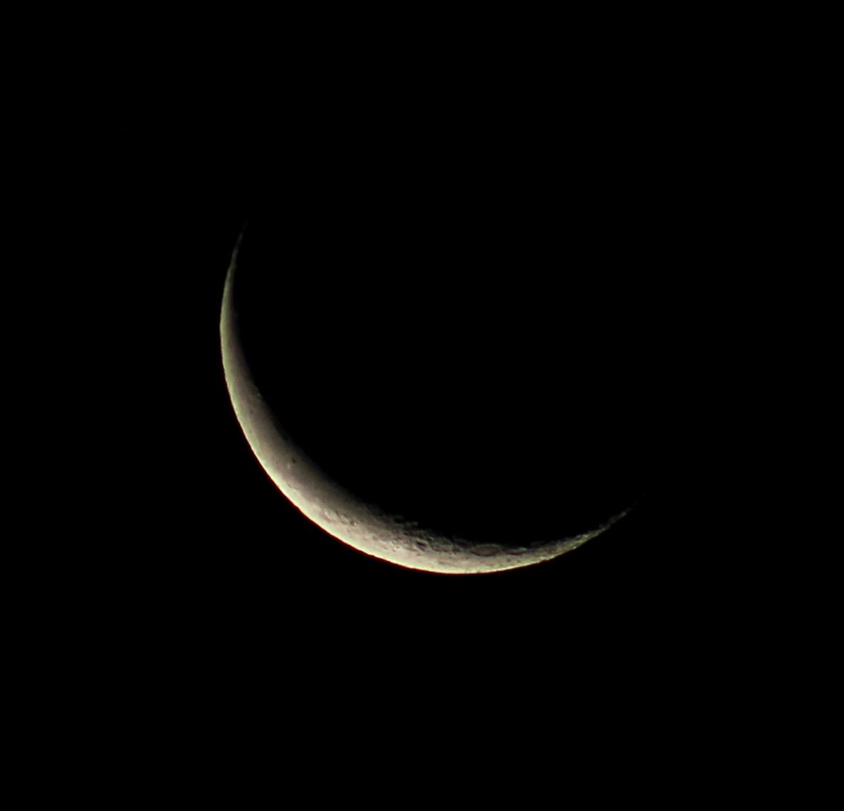 DavidBflower's tweet photo. Waning Crescent Moon. 0600UT 4 December 2018. #StormHour #ThePhotoHour https://t.co/4ihK3U5hHT
