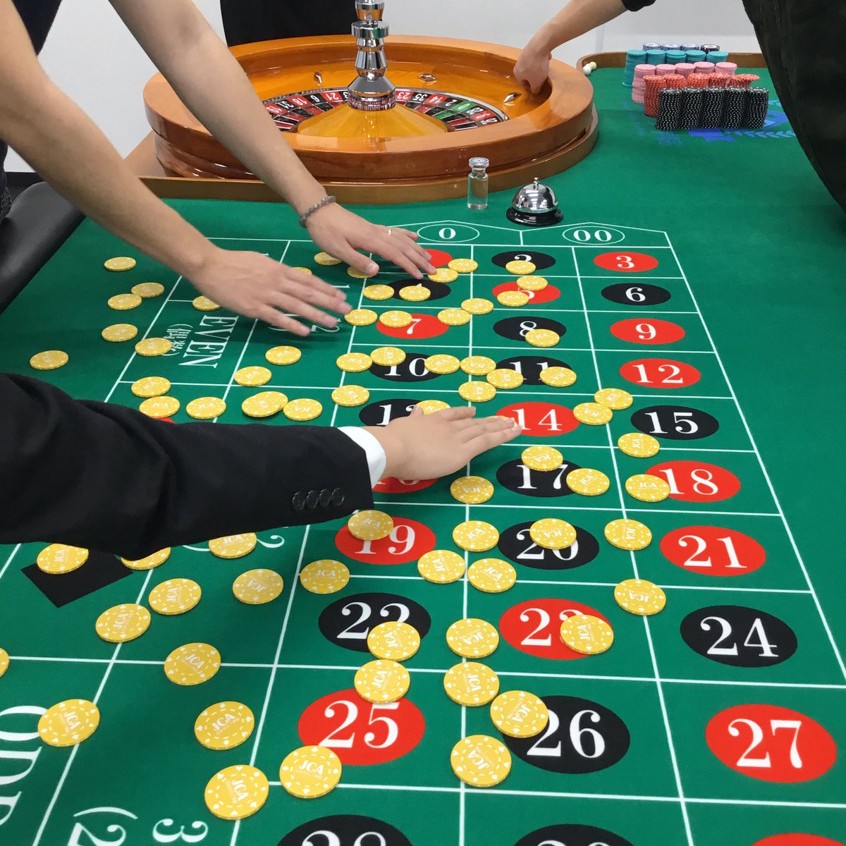 ট ইট র 日本カジノ学院 福岡校 ルーレットの授業ではチップ拾いが基本となっています ディーラーの作法は簡単に見えて難しいことが多いです みんな一生懸命頑張っています