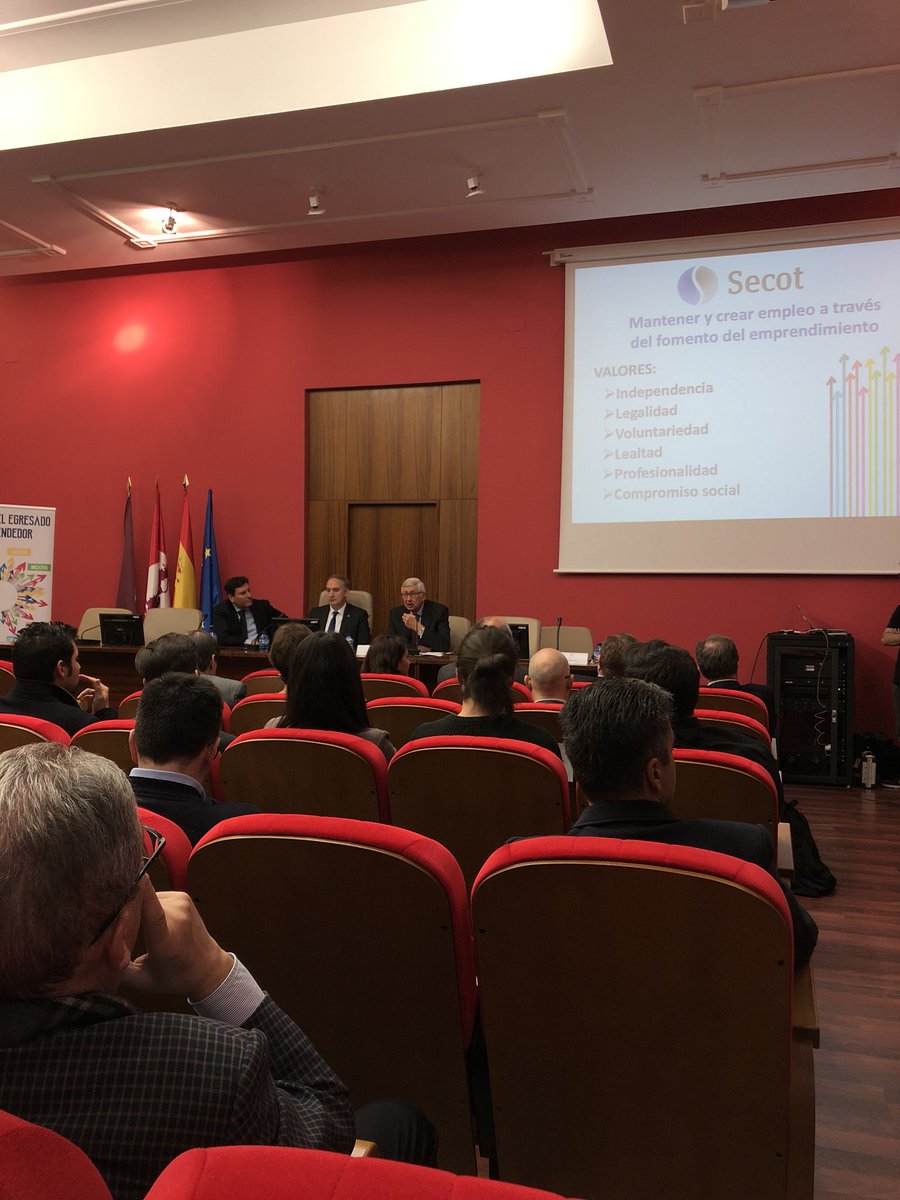 En el salón de grados de la facultad de derecho <a href="/Secot_/">SECOT (voluntariado de asesoramiento empresarial)</a> mostrando datos interesantes sobre el éxito de su proyecto. Bravo por estas iniciativas! 👌🏼