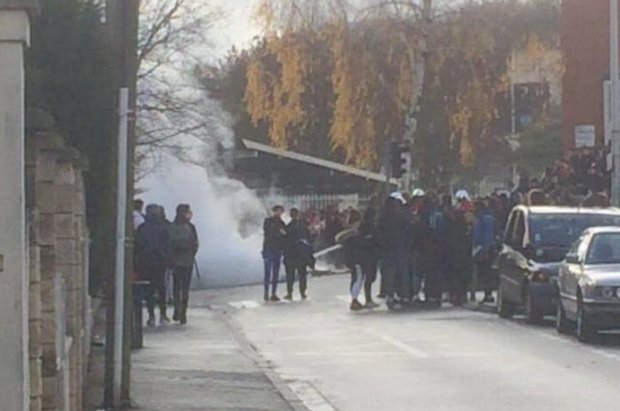 bluteaujm's tweet photo. Ce mardi, des heurts ont éclaté aux abords du Lycée G.Clemenceau de #Villemomble, obligeant les équipes pédagogiques à annuler les enseignements de ce matin. 

cc @ReussirVille https://t.co/ugoHPWGPCD