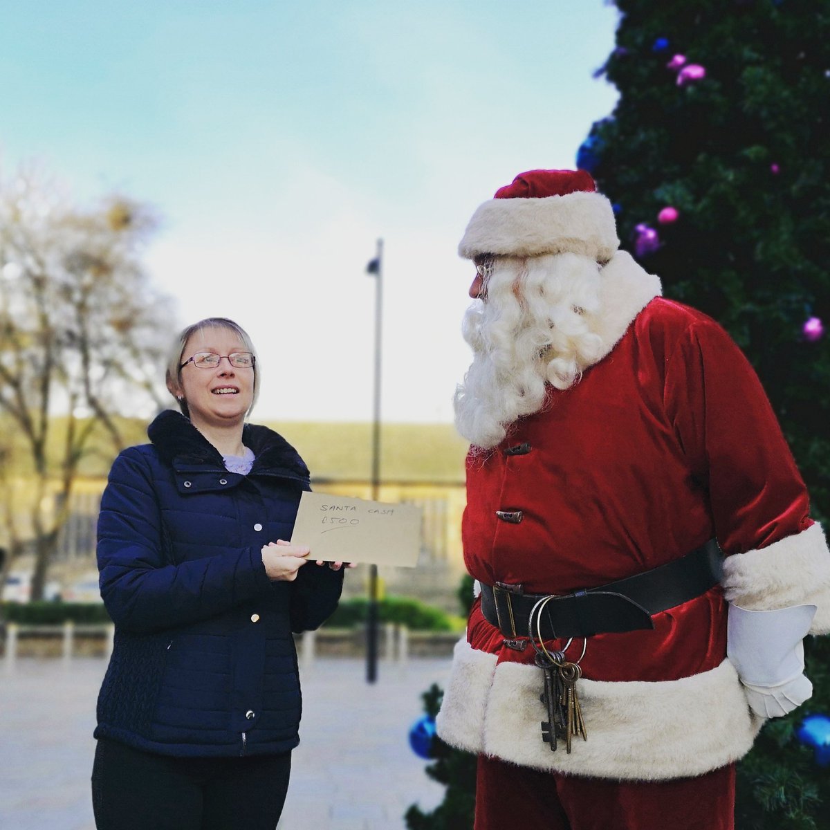 trinitywalk's tweet photo. 🎅 surprises our competition winner Zoe as she arrives for her shopping spree with £500 to spend on us with @wakefieldexpress
💲💲💲
#SantaCash #Wakefield #Wakey #Santa #winner https://t.co/ECLjtQ1Wst