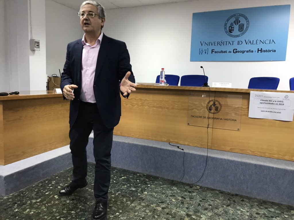 ClimateKICspain's tweet photo. Jose-Luis Muñoz, Director de @ClimateKIC presenta las iniciativas estratégicas realizadas en España a través de @ClimateKIC https://t.co/Sz2ta9263o