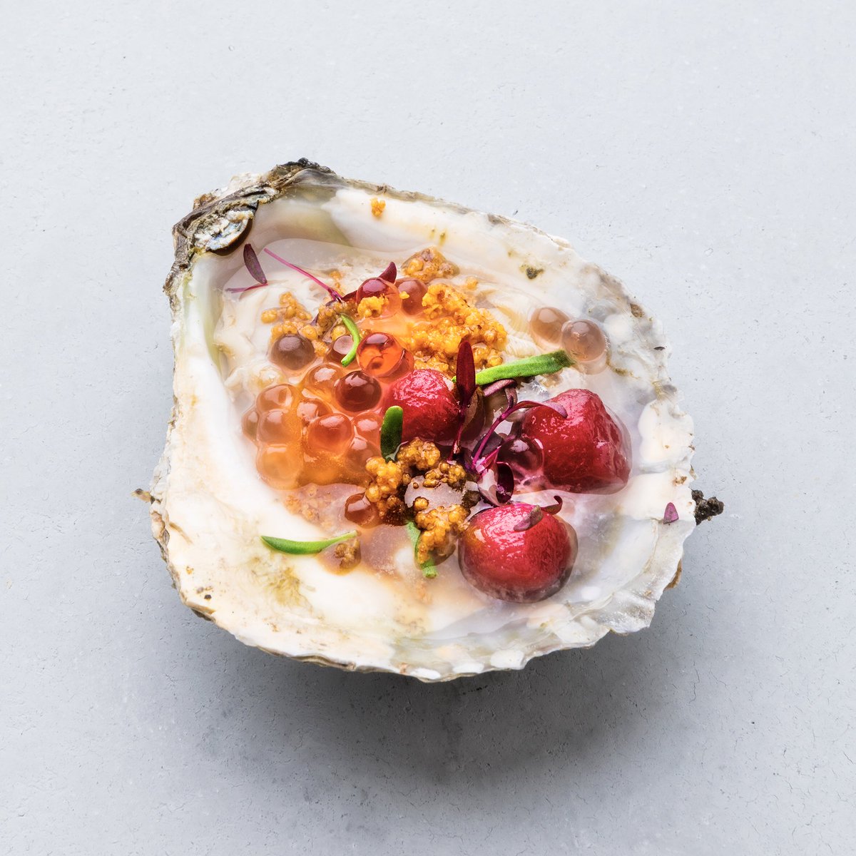 Platte Zeeuwse oester, stoofpeer, gerookte walnoot, sjalot en Rotterdamse sojasaus! 😋