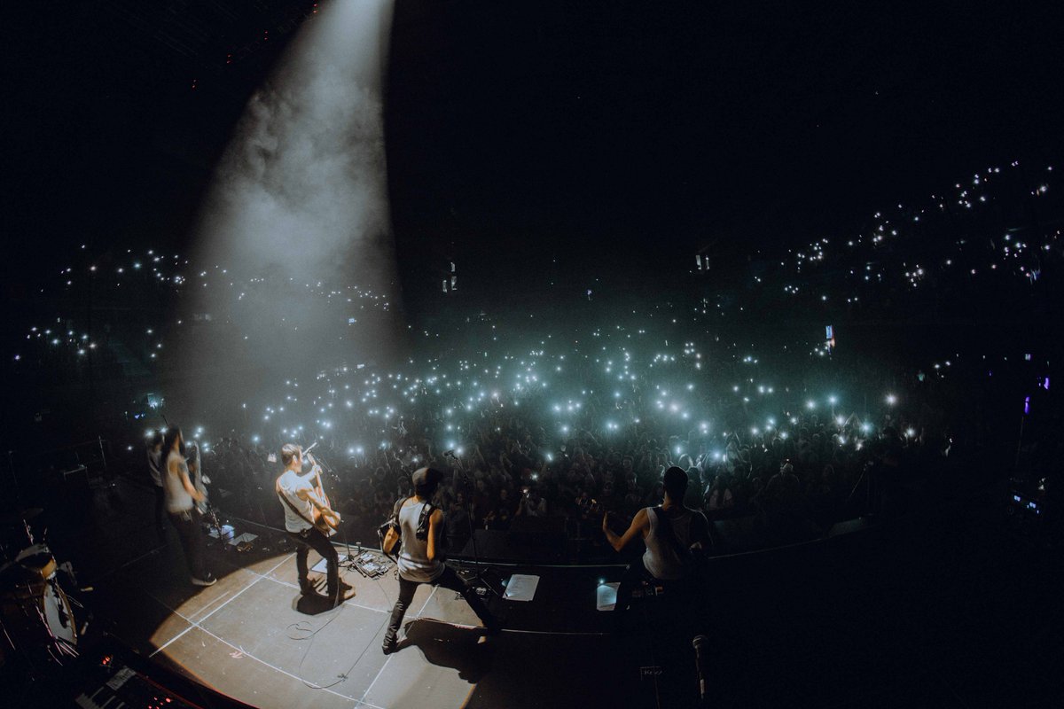 Detrás de cada una de las 12.000 personas que estuvisteis en el Palacio de los Deportes hay una historia y unos cuantos sueños, miedos y esperanzas. Y durante casi dos horas, cantamos como si formásemos parte de lo mismo. Un algo invisible, compartido y común. (2/6)