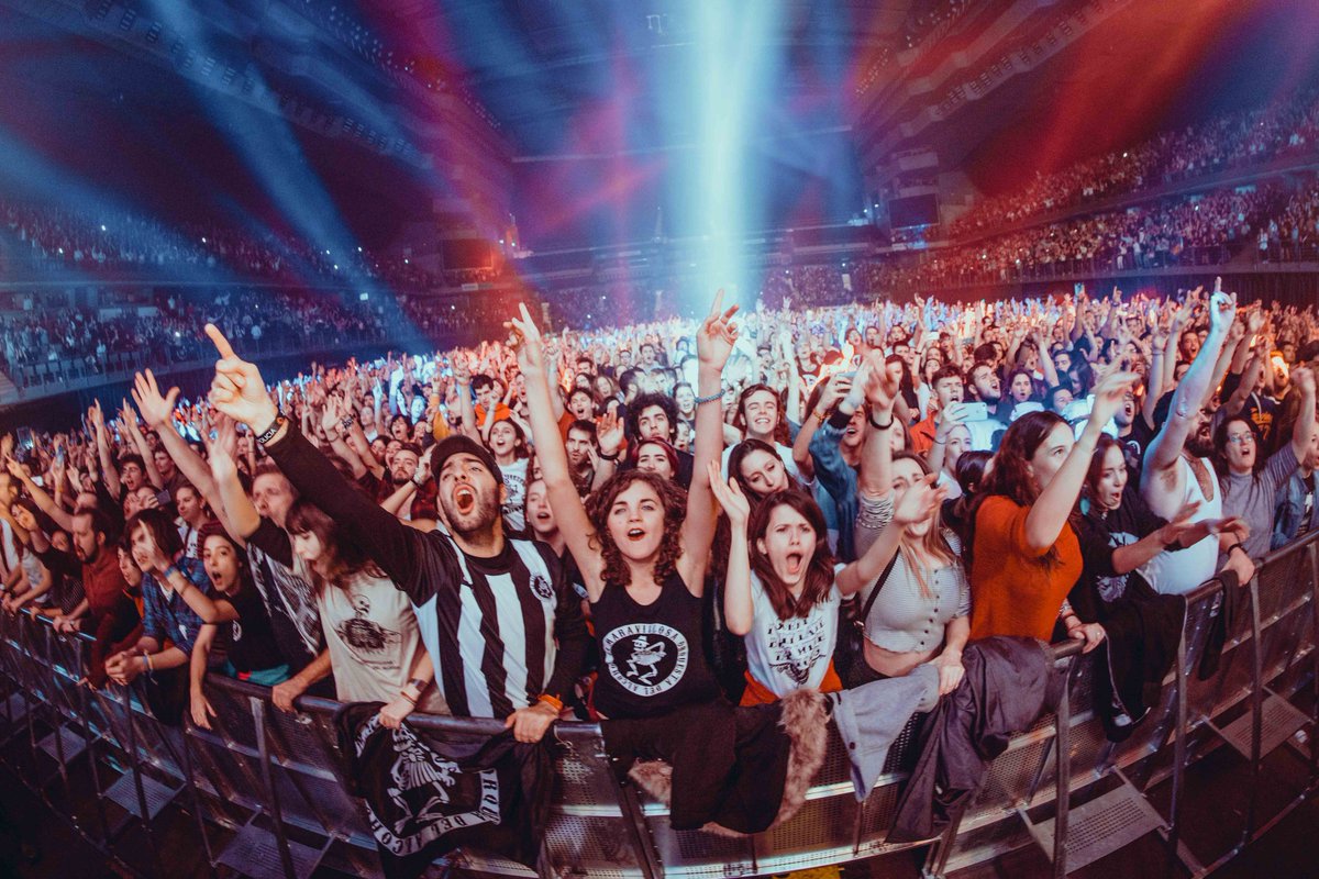 Esa sensación no es comparable a nada. Estamos orgullosos de haber llegado hasta aquí con un puñado de canciones sinceras, mucho sacrificio y la ilusión del niño que toca por primera vez. Estamos muy orgullosos de tener un público tan variado como cariñoso y respetuoso.  (3/6)