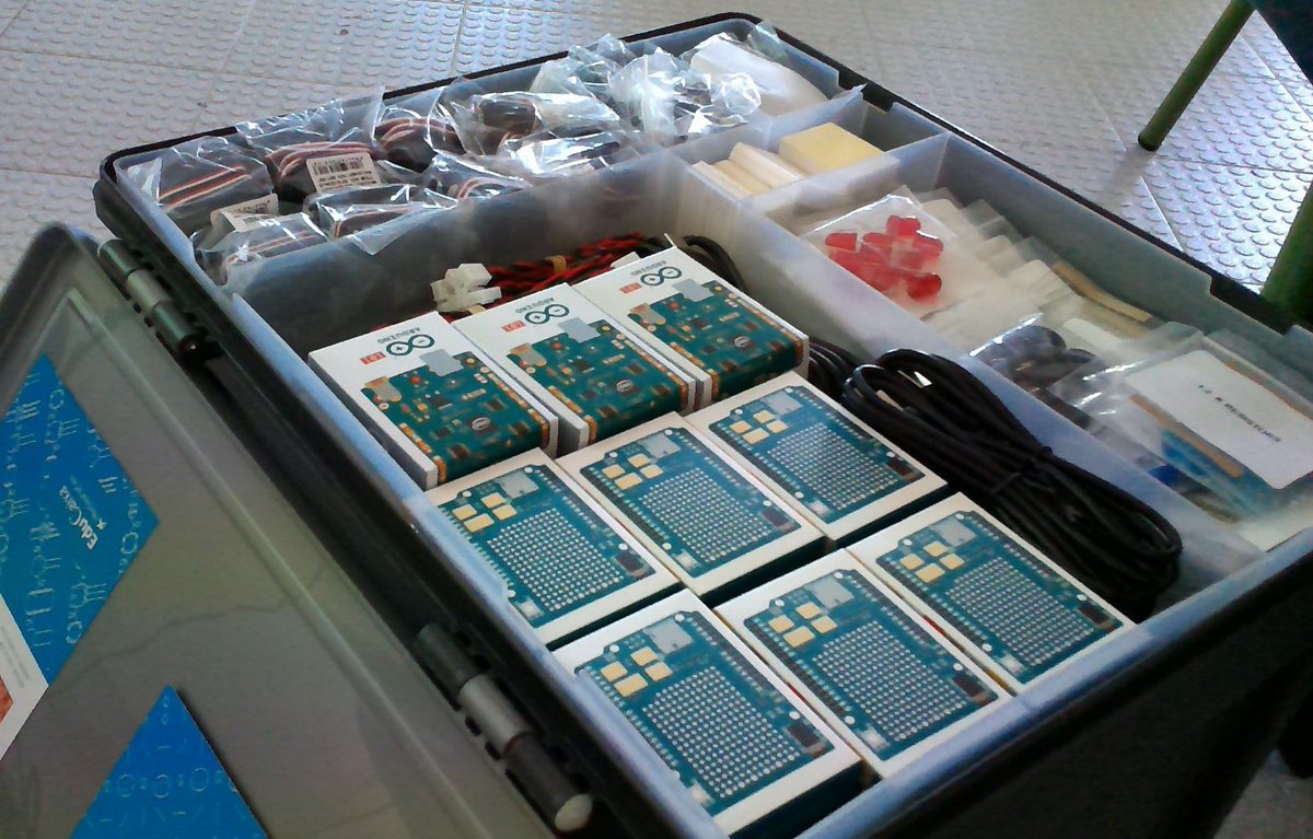 TUITEATOR's tweet image. Jornada de formacion #ArduinoCTC para profesores de la #escueladepensamientocomputacional en @LaLagunaCEP @ecoescuela20 @EducacionCan #PiensaEnCode #CodeINTEF @educaINTEF Gracias por la organización a @yaniduque