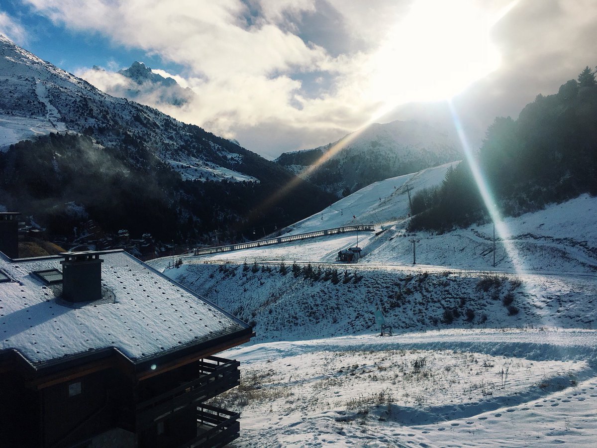 mwtarentaise's tweet photo. Beautiful day today ☀️❄️🌨 #mwmoments  @mwholidays https://t.co/kNrb5aLIbr