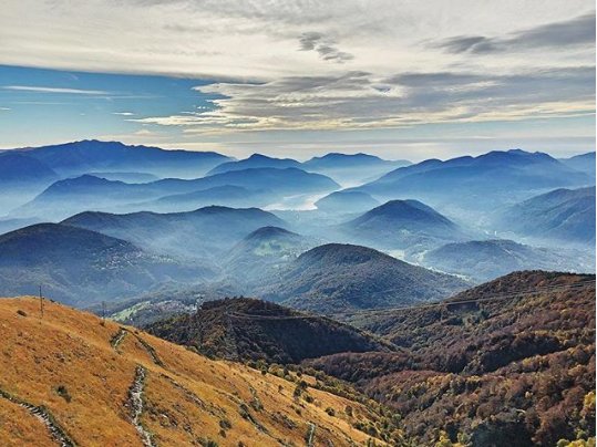 Incastonato tra i laghi di Lugano e Maggiore e le valli del Luinese, il #MonteLema è una vetta panoramica di 1624 metri, meta di sportivi ardimentosi, ma anche di famiglie. 
Ecco come arrivarci 👉 bit.ly/2U5Grrg
FOTO IG @@qrz.gst
