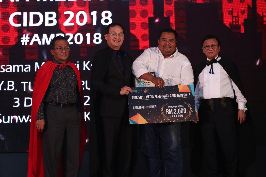 moworksmy's tweet photo. Pemenang Anugerah Kategori Fotografi tempat KETIGA dimenangi oleh The Star dengan tajuk Grounded In The City @baru_bian @HjAnuarTahir #AMP2018 @thestarmetro @JKRMalaysia @CIDBMALAYSIA1 @LLMrasmi @RakanKKR @InfraRakyat https://t.co/ksGUTeRltT