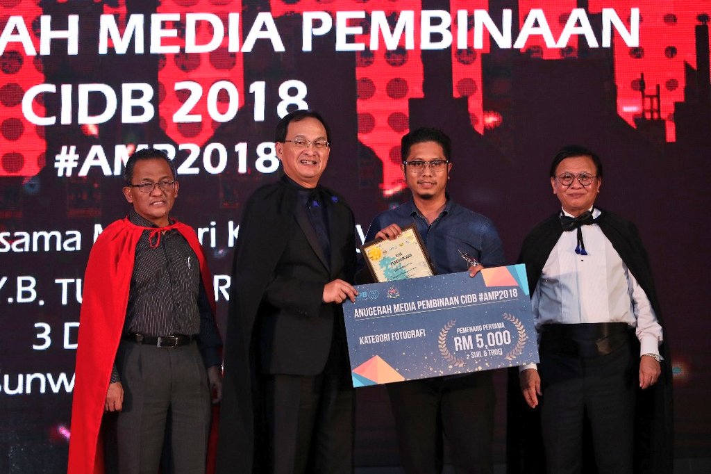 moworksmy's tweet photo. Pemenang Anugerah Kategori tempat PERTAMA dimenangi oleh @bernamadotcom dengan tajuk Pembangunan Tun Razak @baru_bian @HjAnuarTahir #AMP2018 @JKRMalaysia @CIDBMALAYSIA1 @LLMrasmi @RakanKKR @InfraRakyat https://t.co/lmukwIqamc