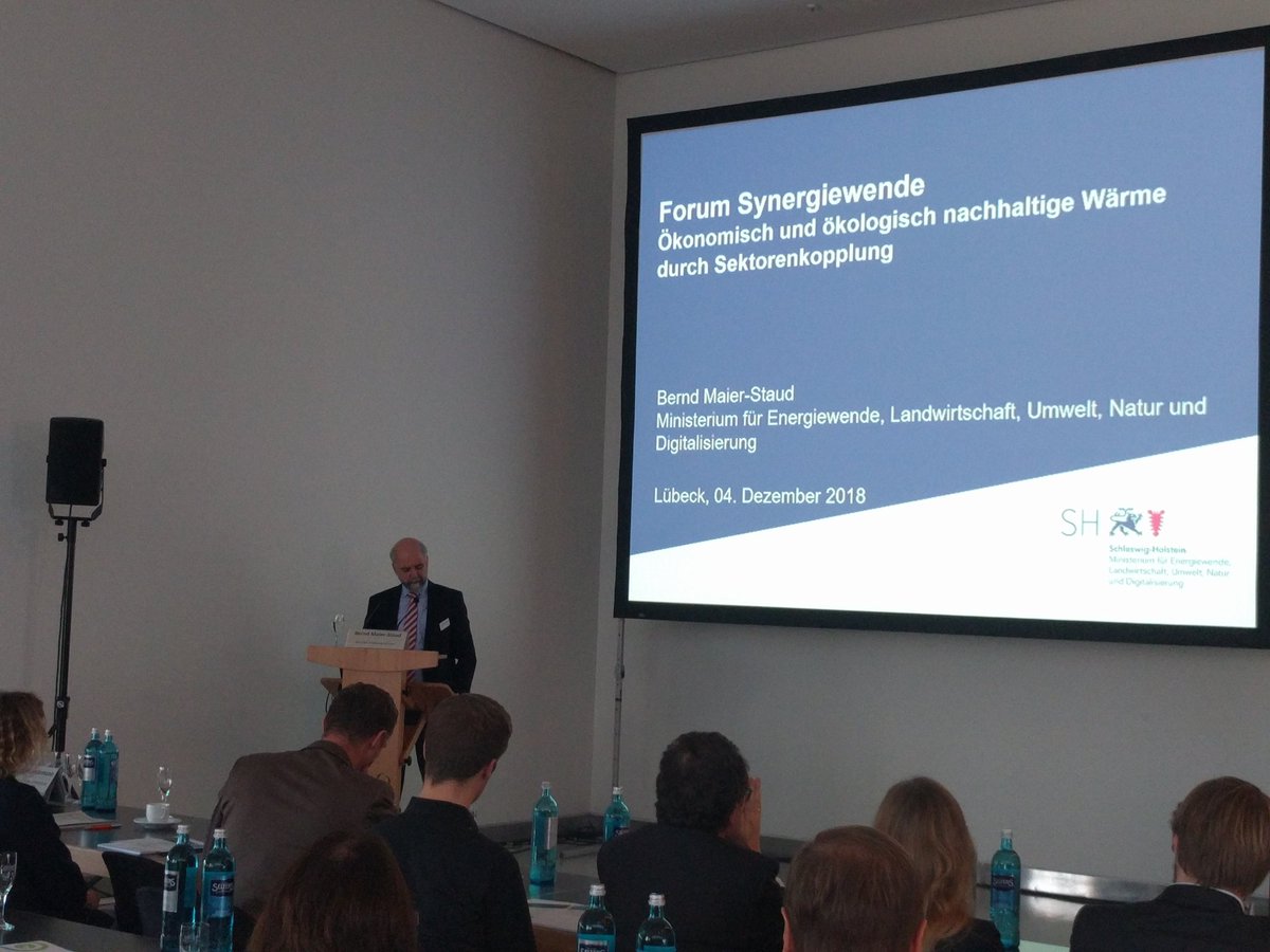 RenewsTweet's tweet photo. Unsere Fachtagung #ForumSynergiewende findet in Lübeck statt - klar, dass auch das #Energiewende-Ministerium des @Land_SH vor Ort ist. Referatsleiter Bernd Maier-Staud zeigt in seinem Grußwort die Entwicklung der #Wärmewende in Schleswig-Holstein. https://t.co/1qlPJAt5fA