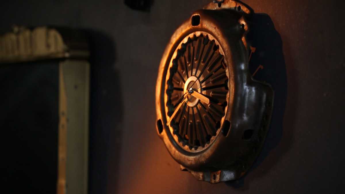_annas_k's tweet photo. @MLDSPOT GOKIL! GARAGE ENGINE ITU INSPIRATIF BANGET KARENA KREATIF dan UNIK, merubah spare part mobil bekas menjadi peralatan dan furnitur yang unik dan berseni tinggi, dari coffee table, watch winder, speaker, hingga lampu meja
 #QUIZMLDSPOTTVS2 @andalaselang @ririnsungkar53 https://t.co/TRbN9BRFBS