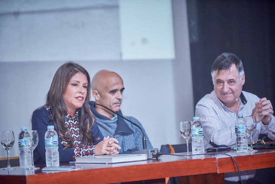 AccionExterior's tweet photo. 🔝💢🔝 La consejera de Acción Exterior del @CabildoTenerife , Delia Herrera, presidió ayer la apertura del ciclo de conferencias del fotoperiodista Gervasio Sánchez en IES La Laboral La Laguna. Hoy, martes, en TEA, a 18 h, te esperamos con "La dignidad es lo que importa" 🔝💢🔝 https://t.co/Xu2mNuGTFj